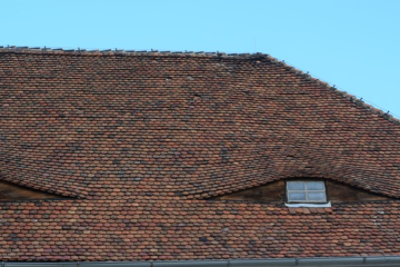 renovierungsbedürftiges Dach mit Dachgaube